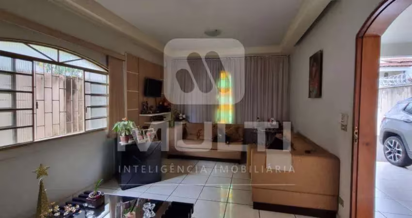Casa com 3 quartos à venda no Umuarama, Uberlândia 