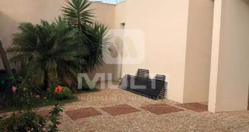 Casa com 3 quartos à venda no Santa Mônica, Uberlândia 
