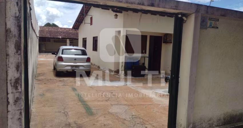 Casa com 3 quartos à venda no Conjunto Segismundo Pereira, Uberlândia 