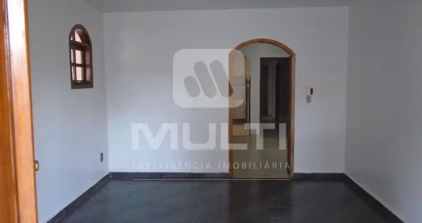 Casa com 3 quartos à venda na Cidade Jardim, Uberlândia 