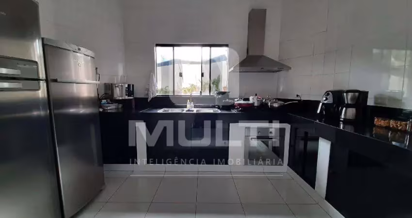 Casa com 3 quartos à venda na Cidade Jardim, Uberlândia 