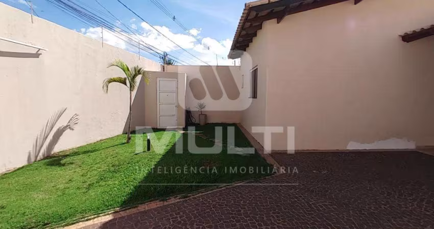 Casa com 4 quartos para alugar no Alto Umuarama, Uberlândia 