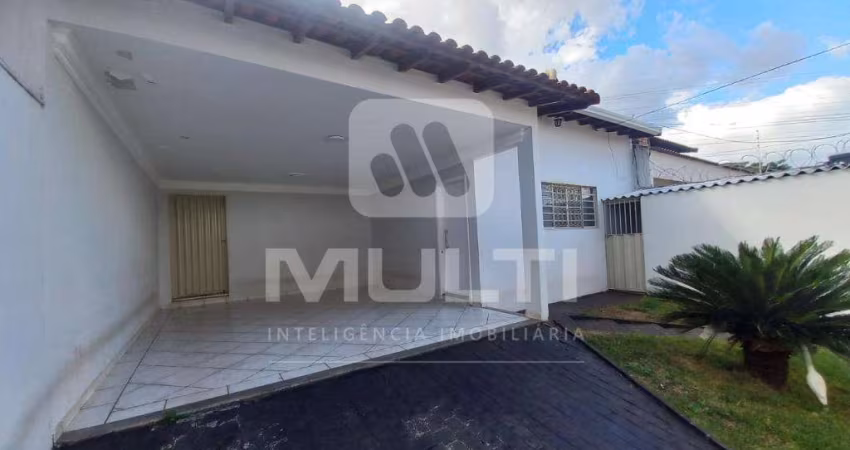 Casa com 3 quartos para alugar no Vigilato Pereira, Uberlândia 