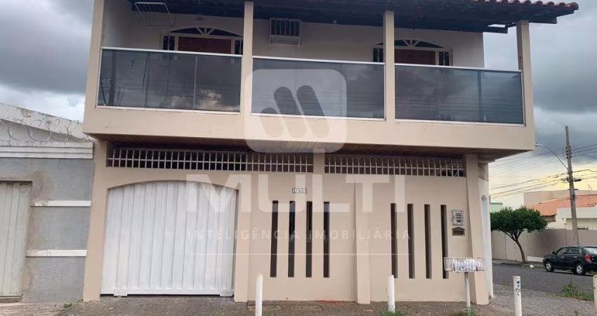 Casa com 4 quartos para alugar no Brasil, Uberlândia 