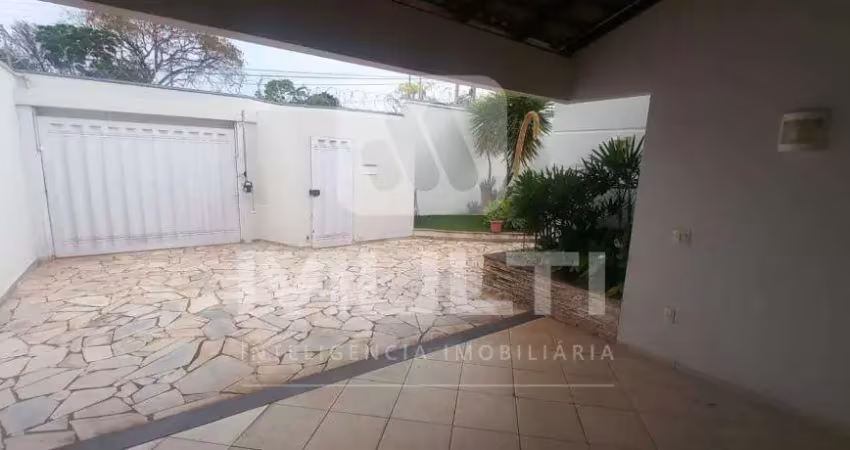 Casa com 3 quartos para alugar no Jardim Karaíba, Uberlândia 