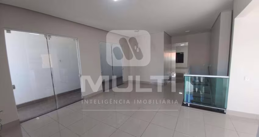 Casa com 3 quartos para alugar no Tabajaras, Uberlândia 