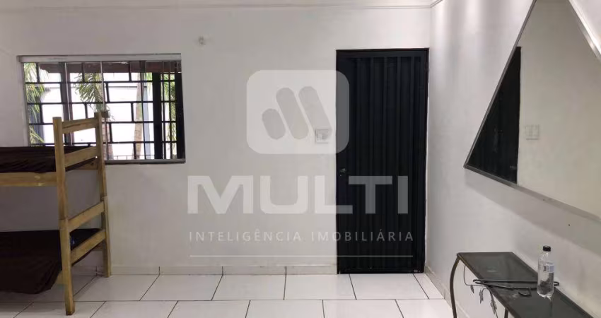 Casa com 4 quartos para alugar no Morada Nova, Uberlândia 