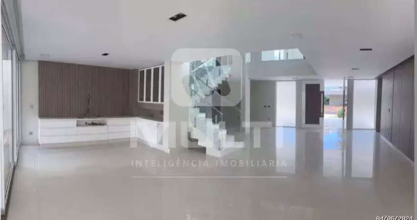 Casa em condomínio fechado com 4 quartos para alugar no Jardim Karaíba, Uberlândia 