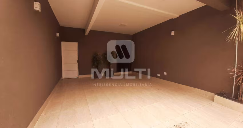 Casa com 3 quartos para alugar na Cidade Jardim, Uberlândia 
