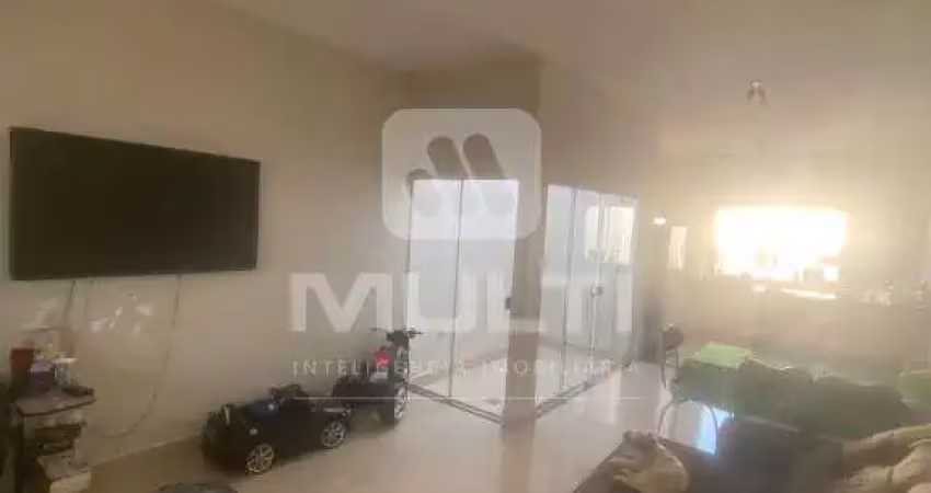 Casa com 3 quartos à venda no Planalto, Uberlândia 