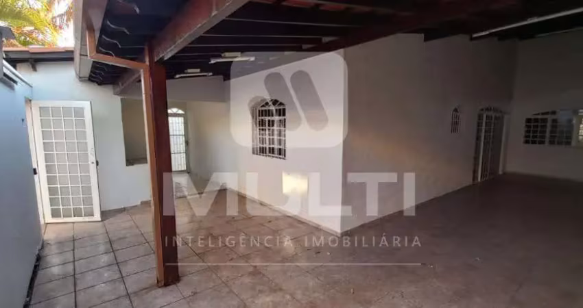 Casa com 3 quartos para alugar no Tabajaras, Uberlândia 
