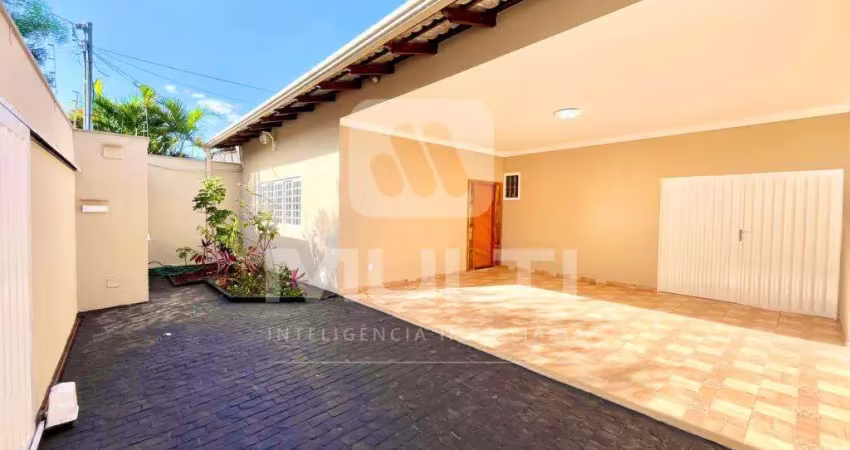 Casa com 4 quartos para alugar no Santa Mônica, Uberlândia 