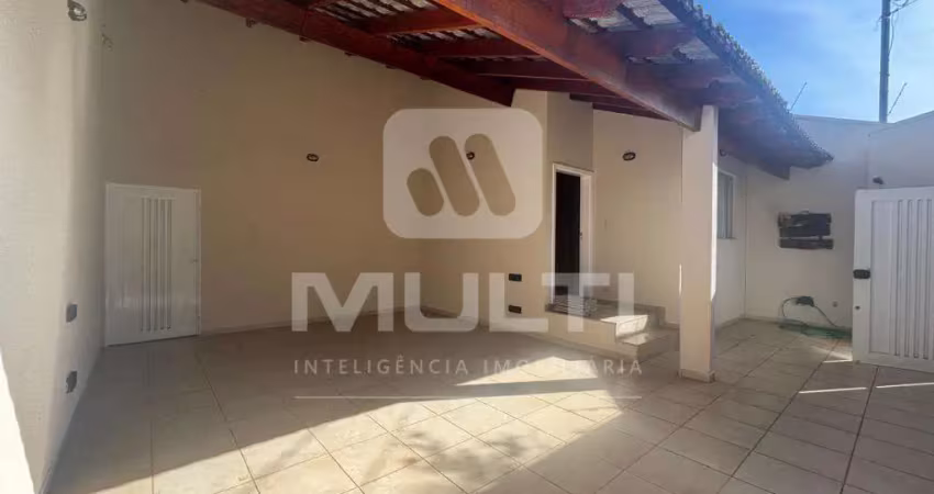 Casa com 3 quartos para alugar no Alto Umuarama, Uberlândia 