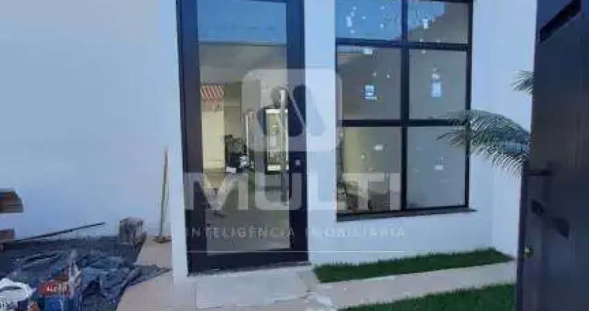 Casa com 3 quartos à venda no Jardim Holanda, Uberlândia 