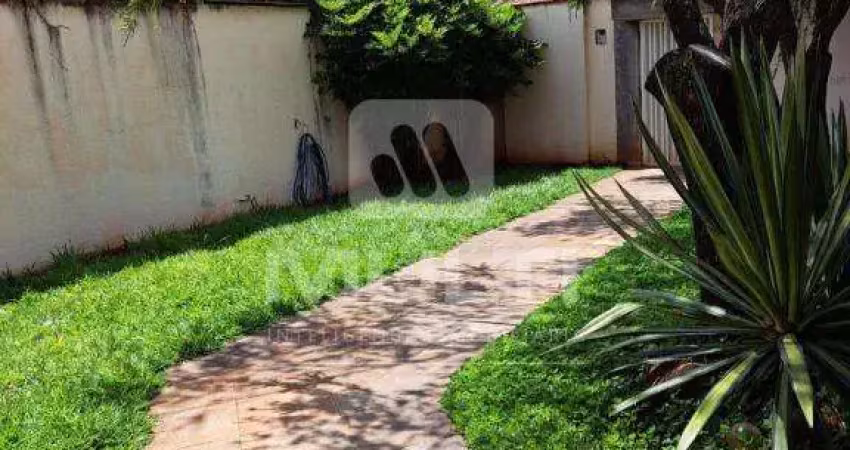 Casa com 5 quartos à venda no Martins, Uberlândia 
