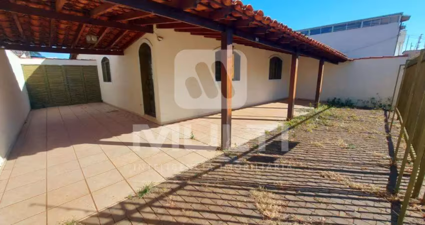 Casa com 3 quartos à venda no Santa Mônica, Uberlândia 