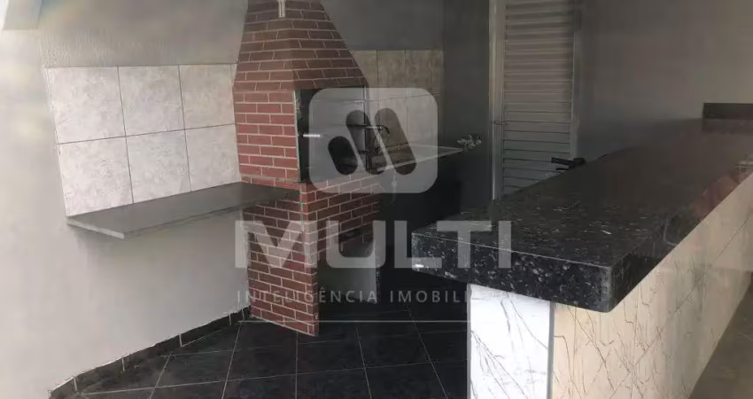 Casa com 3 quartos para alugar no Conjunto Segismundo Pereira, Uberlândia 