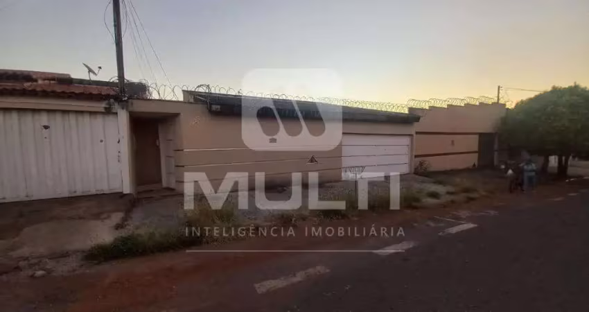 Casa com 3 quartos para alugar no Daniel Fonseca, Uberlândia 