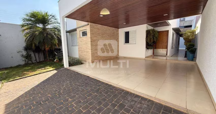Casa com 3 quartos para alugar no Santa Mônica, Uberlândia 