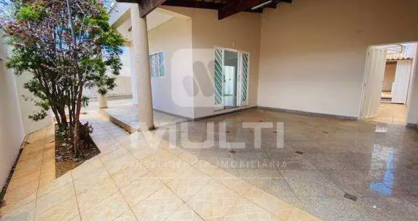 Casa com 4 quartos para alugar no Alto Umuarama, Uberlândia 