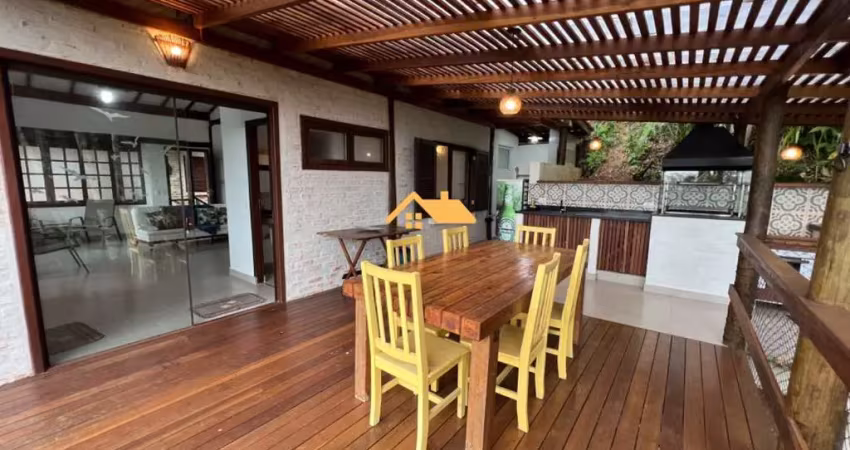 Casa em condomínio  em Juquehy, São Sebastião-SP: 2 quartos, 2 suítes, 2 salas, 2 banheiros, 1 vaga, 110m².