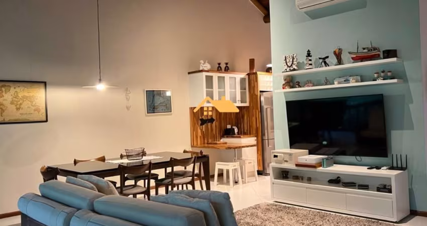 Casa em Condomínio à Venda em Maresias, São Sebastião-SP: 3 Quartos, 1 Suíte, 2 Salas, 2 Banheiros, 2 Vagas, 110m².