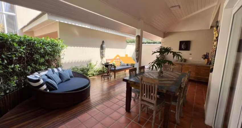 Casa em Condomínio de Luxo em Maresias, São Sebastião-SP  4 quartos, 4 suítes, 2 salas, 4 banheiros, 4 vagas de garagem  250m² de área