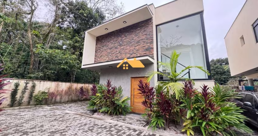 Casa de Alto Padrão em Condomínio para Locação em Boiçucanga, São Sebastião-SP: 3 Quartos, 3 Suítes, 2 Salas, 3 Banheiros, 2 Vagas, 120m²!
