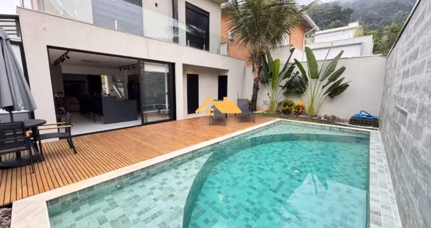 Imperdível oportunidade: Casa à venda em São Sebastião-SP, no bairro Juquehy, com piscina e vista para o mar!