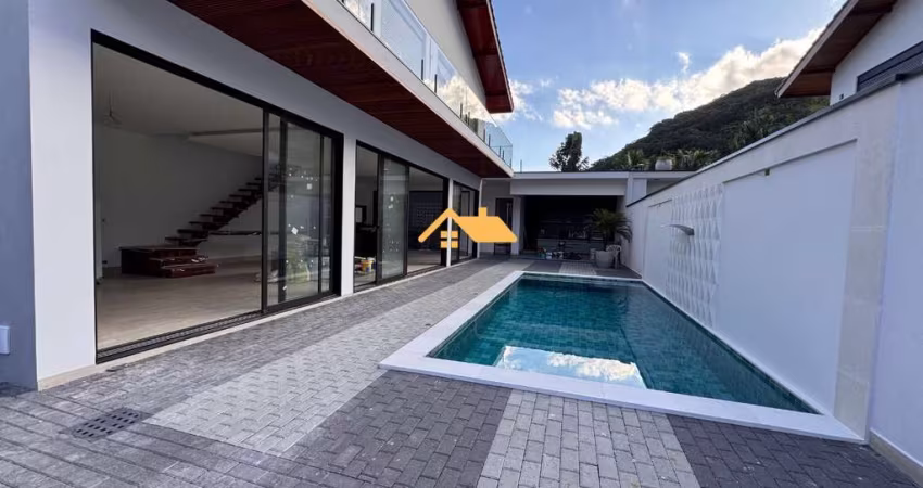 Imperdível residência à venda em Juquehy, São Sebastião-SP! 3 quartos, 3 suítes, 2 salas, 4 banheiros, 3 vagas de garagem, 250,00 m² de área.