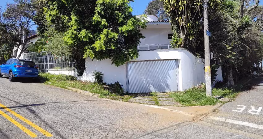 LINDA casa triplex para venda possui 540 m² com 4 quartos 2 suítes PISCINA na Vila Oliveira