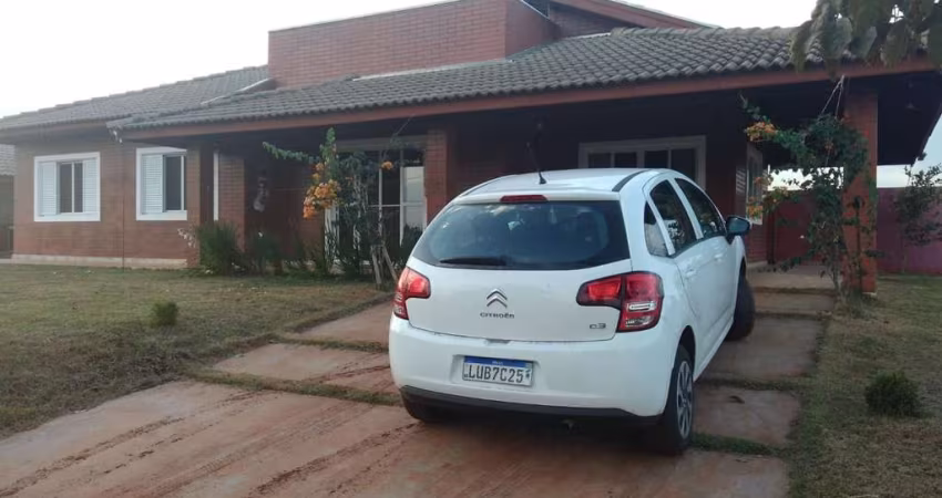 Casa para Venda em Arandu, Riviera de Santa Cristina IV, 3 dormitórios, 1 suíte, 2 banheiros, 4 vagas