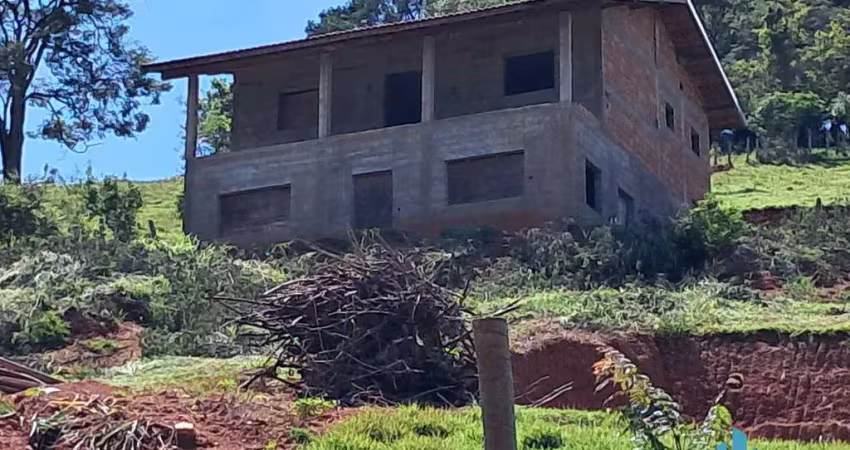 Maravilhoso sobrado para acabamento no bairro do quilombo em camanducaia