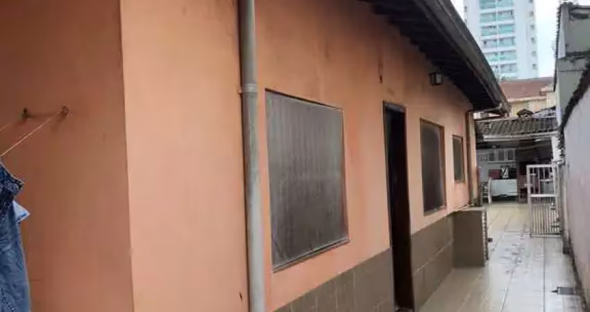 Duas casas excelentes a venda construídas no mesmo terreno