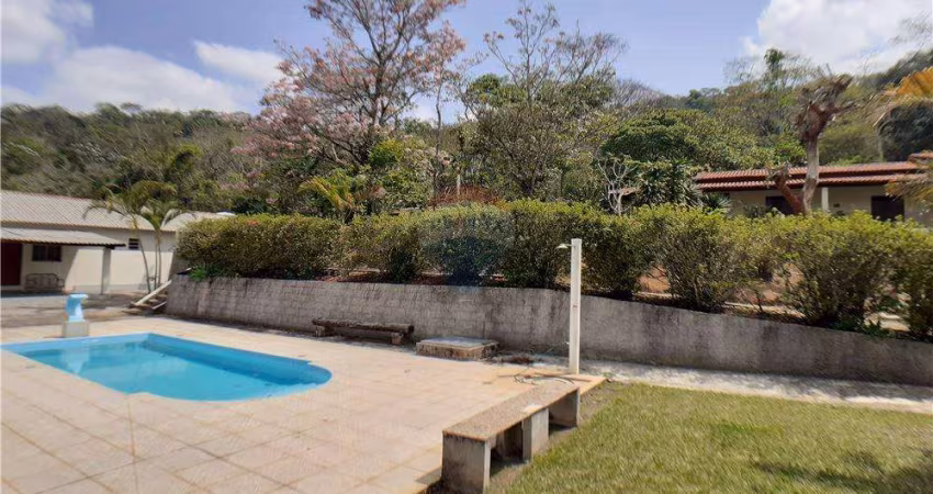 Excelente casa/chácara com duas casas, piscina, muito espaço verde, linda vista e que permite financiamento