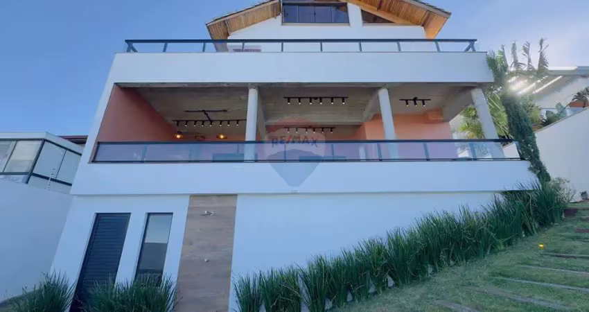 Casa em condomínio com quatro quartos alto padrão
