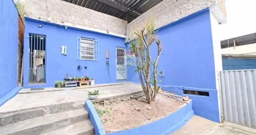 Casa a venda com dois quartos mais uma kitnet e vaga para seis carros