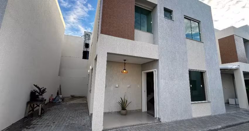 Casa com 3 Suítes em Cond. Fechado - Atalaia