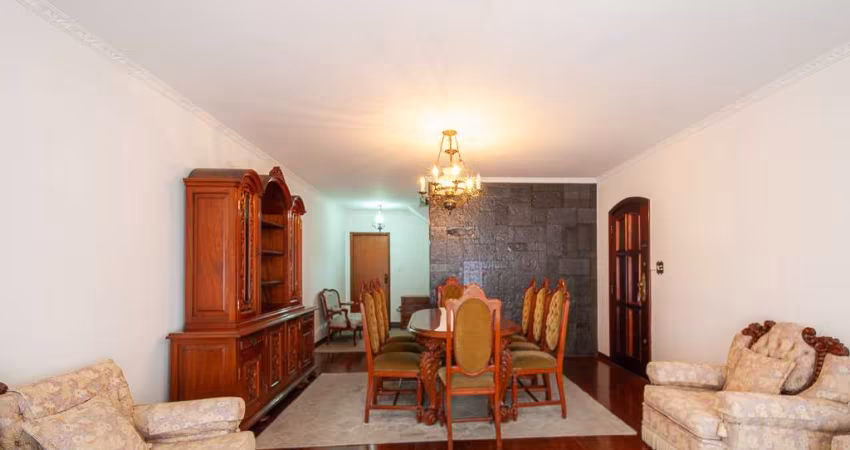 Confortável sobrado para venda com 3 quartos, sendo 1 suíte, 243m²
