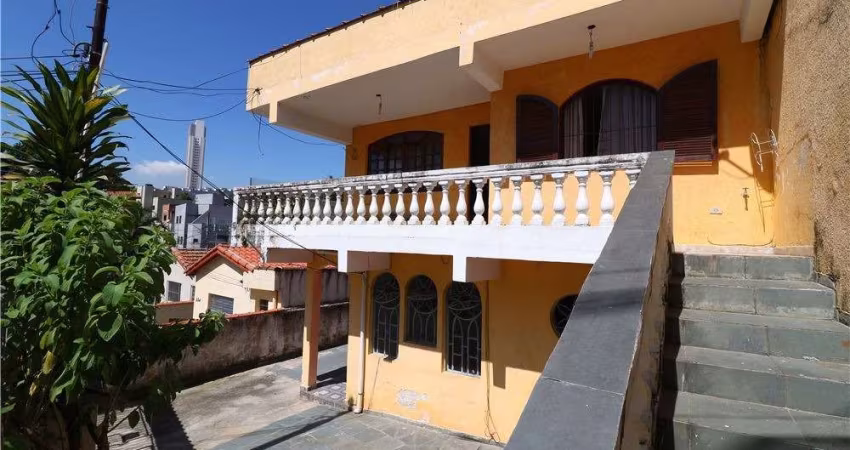 Agradável casa tipo para venda com 8 quartos, sendo 3 suítes, 334m²