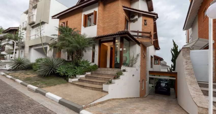 Confortável casa em condomínio para venda com 4 quartos, sendo 4 suítes, 400m²