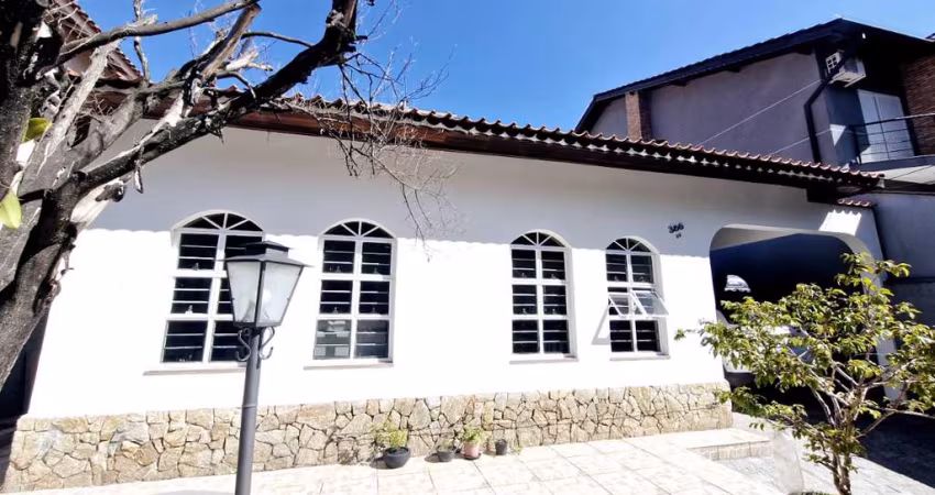 Confortável casa tipo para venda com 3 quartos, sendo 2 suítes, 136m²