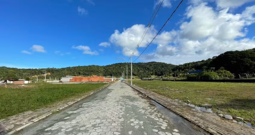 OPORTUNIDADE! Terreno com 550 metros quadrados, próximo das Praias e do Parque Beto Carrero