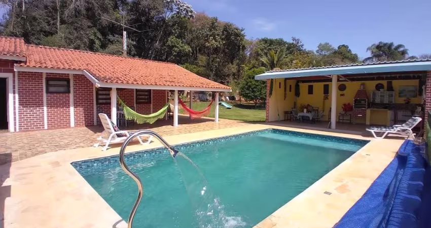 &amp;#10145; Chácara em ótima localização com chalé estilo Canadense!