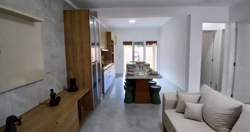 Linda casa com 2 DORMS, sala e cozinha mobiliada!
