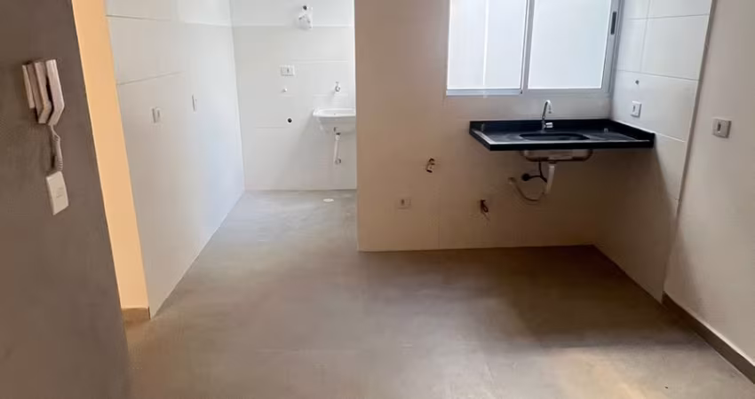 Apartamento de 02 Dormitórios com Varanda -