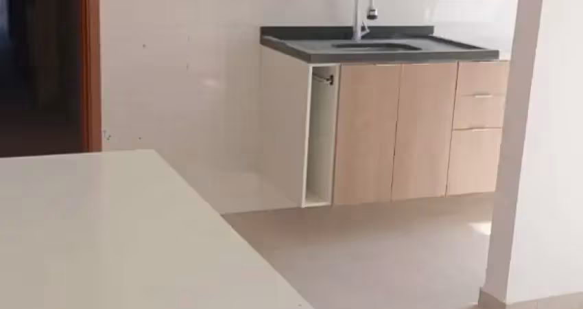 Apartamento de 02 dormitórios com varanda  - e vaga de garagem