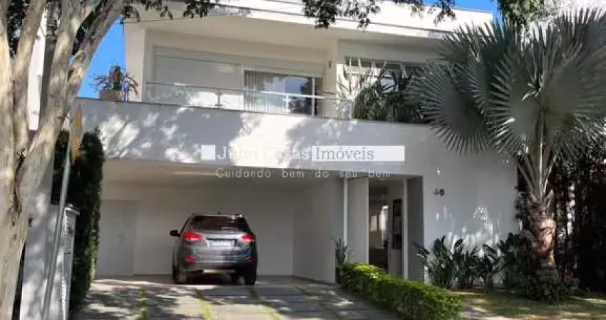 Casa alto padrão em condomínio arborizado, 03 quartos, sendo os 03 suítes, 288m² construídos e área gourmet com piscina