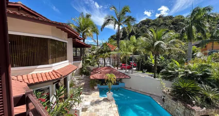 Casa assobradada no condomínio fechado pernambuco ii, localizada na praia do pernambuco, 700 metros da praia, próximo ao supermercado pão de açúcar, shopping, restaurantes, entre outros comércios da r