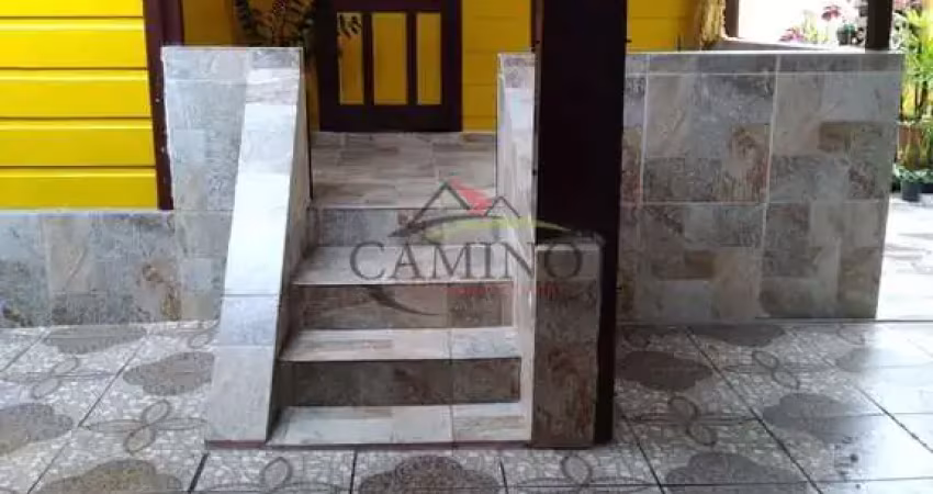 Casa com entrada compartilhada com um morador da casa do fundo / não aceita animal